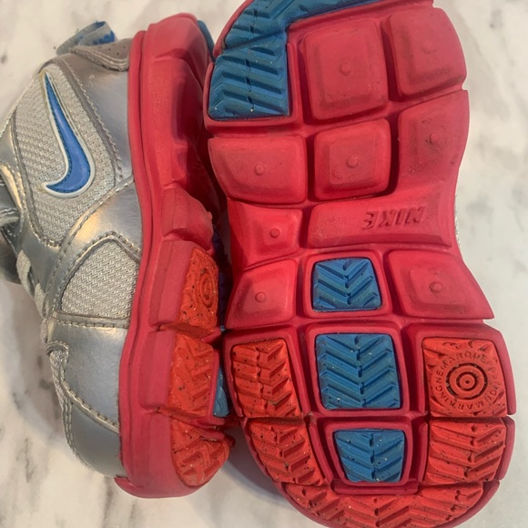 Toddlers Nike Sneakers - Picture 2 of 4